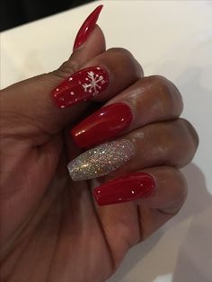 Red Sliver Christmas Nails, December Nail Ideas Short Square, Red Silver Nails Christmas, Red And Glitter Christmas Nails, Short Xmas Nails Red, Gift Nails Christmas, Sns Red Nails, Dip Powder Christmas Nail Designs, Easy Red Christmas Nails