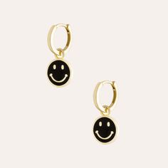 Las argollas Smiley Black son unos aros esmaltados en color negro y contienen en su interior una cara feliz. Son ideales para darle un toque divertido a tus outfits. Material: Baño de oro de 14k, libre de níquel. Diámetro: 12mm Todas nuestras joyas incluyen un packaging especial : Caja mármol , Bolsa de terciopelo y tarjeta para agregar un mensaje personalizado. (Recuerda seleccionar la opción para regalo) Price Labels, Smiley, Packaging, Black, Color