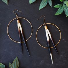 Add a touch of natural beauty to your look with these stunning porcupine quill earrings.  Each quill is carefully harvested and cleaned, then arranged in a delicate pattern to create a unique and eye-catching piece.  The lightweight design ensures all-day comfort, so you can wear these earrings with confidence. Your item will arrive in a beautiful packaged in a gift box, perfect for giving to a friend, or just to keep it for yourself! Pair these earrings with this beautiful necklace for a comple Beth Dutton Style, Porcupine Quill Earrings, Quill Earrings, Earrings Native American, Beth Dutton, Porcupine Quills, Native American Earrings, Native Beadwork, Stunning Jewellery