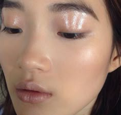 make up glossy Artsy Makeup, Shiny Eyes, Dewy Skin, Make Up Inspo, Glowy Makeup, Beauty Guru, Editorial Makeup, Makeup Goals