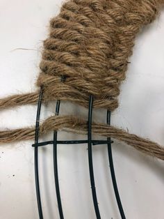 some kind of rope that is on top of a white surface with black bars attached to it