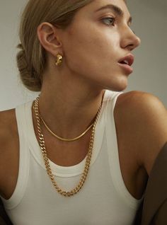 Accessories And Outfits, Jewelry Inspiration Aesthetic, Midsummer Jewelry, Chunky Necklace Aesthetic, Chunky Chain Necklace Outfit, Necklace Photoshoot Ideas, Necklace Poses, Chunky Jewelry Outfit, Gold Chunky Jewelry