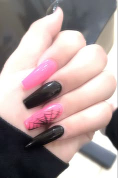 Nails Acrylic Emo, Pink And Black Nails Acrylic, Monster High Nails, Black Nails Acrylic, Aesthetic Monster High, Pink And Black Nails, Aesthetic Monster, Draculaura Aesthetic, Paznokcie Hello Kitty