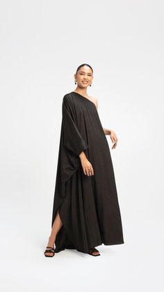 Our signature Satu Dress is an iconic maxi featuring a one-shoulder design, a side slit, and effortless silhouette. Ideal for making a bold statement, this dress is customizable to any height and combines elegance with comfort, ensuring a timeless look that seamlessly transitions across seasons. One Shoulder, Design