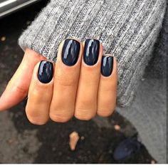 New York Streetstyle on Instagram: “@london_style_calling” Navy Nails, Fall Nail Art Designs, Dark Nails, Fall Nail Art, Fall Nail Colors, Autumn Nails