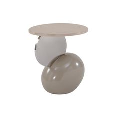 a table with two balls on it and an object in the middle that looks like a ball