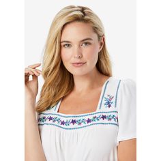 Squareneck top with embroidery. Flutter short sleeves and relaxed fit. Fitted Short Sleeve Top With Embroidered Hem, Fitted Short Sleeve Embroidered Top, Summer Embroidered Hem Short Sleeve Tops, Fitted Summer Tops With Butterfly Embroidery, Summer Fitted Tops With Butterfly Embroidery, Summer Embroidered Blouse With Flutter Sleeves, Spring Embroidered Tops With Flutter Sleeves, Flutter Sleeve Cotton Top With Floral Embroidery, Summer Embroidered Top With Flutter Sleeves