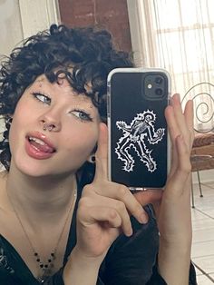 girl selfie mirror photography inspo spring fashion accessories indie aesthetic alt looks subtle eyeliner simple makeup ideas dark curly hair hairstyles poses easy outfits Hair For School Easy, Bob Hairstyles Wedding, Makeup Ideas Dark, Alt Looks, Up Hairstyles For Short Hair, Hairstyles Alt, Subtle Eyeliner, Eyeliner Simple, Rounded Bob