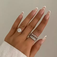 Nye Simple Nails, Mail Almond Design, Short Natural Almond Nails Designs, Bridal Coffin Shape Nails, Nail Inspiration Almond Spring, Small Oval Shape Nails, Almond Nails Reverse French, Almond Nail Ideas Spring, Classy But Sassy Nails