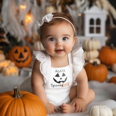 👻 Make your little one's 1st Halloween extra special with our Personalized Halloween Baby Costume! Crafted from premium white muslin of cotton 100%, this adorable baby girl romper features a charming ghost face that will bring smiles to everyone who sees it. Perfect for newborns and toddlers alike, this versatile costume is designed to be both comfortable and stylish. 🎃 HEADBAND 🎃 as gift! 🎃 CUSTOM NAME EMBROIDERY 🎃 Personalize the romper with your baby's name, making it a unique keepsake f Newborn Girl Halloween Costumes, Halloween Costume For Baby Girl, Halloween Photoshoot Baby, Halloween Baby Photoshoot, Halloween Baby Photos, Baby Holiday Photos, Photo Bb, First Birthday Outfit Girl, Baby Christmas Photos