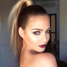 Trendy We Fryzurach, High Ponytail Hairstyles, Slicked Back Hair, Sleek Ponytail, High Ponytails, Red Lipstick, Hair And Makeup, Ponytail Hairstyles, Beauty Inspiration