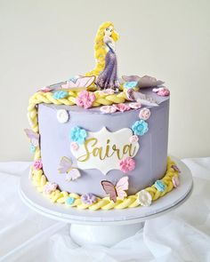 there is a cake that has been decorated with princesses