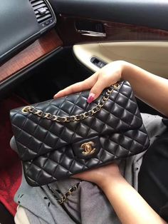 Popular Handbag, Chanel Outfit, Luxurious Lifestyle, Popular Handbags, Bags Handmade, Quilted Leather, Luxury Life, Simple Life, Bag Fashion