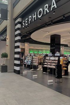 Sephora Logo, Sephora Store, Sephora Bag, Shopping Pictures, Sephora Skin Care, Dream Vision Board, Shopping Spree