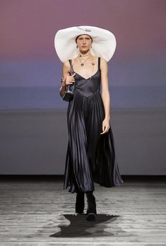 Chanel Show, Couture 2024, 2024 Runway, Carpet Outfits, Chanel Dress, Chanel Runway, Satin Fashion