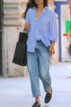 clica pra ver 👇👇👇 Casual Loafers Outfit, Preppy Shirt, Loafers Outfit, The Boyfriend, Outfit Jeans, Katie Holmes, Boyfriend Shirt, Elle Fanning, Lily Collins