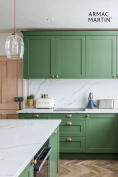 If a kitchen renovation is at the top of your to-do list this spring, green kitchens are the on trend colour to have. From sage, olive and mint to decadent emerald and deep forest green, green kitchen cabinets are in demand. No matter your desired aesthetic take a look at these 20+ inspiring green kitchen ideas for your next kitchen design. American Kitchen Design, Stylish Small Kitchen, Small Kitchen Renovations