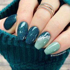 Nails Inspiration Teal, Short Teal Nail Designs, Trendy Winter Nail Colors 2022, Dark Teal Fall Nails, Teal Fall Nail Designs, Teal Gel Nails Ideas, Teal Gel Nail Designs, Dip Nails With Glitter, Green Fingernails