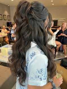 ++ quince hairstyles with crown long hair, quince hairstyles with crown, quince hairstyles for short hair..!! Hairstyles Effortless, Beachy Hairstyles, Effortless Waves, Beauty Hair Color, Quince Hairstyles With Crown, Beachy Hair, Simple Prom Hair