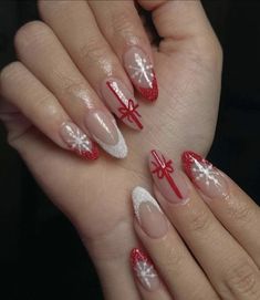 Design Nails Christmas, Almond Shaped Nails Designs Christmas, Gel Polish Nail Designs White, Christmas Design Nail Art, Christmas Nails Elegant Red, Good Christmas Nails, Almond Holiday Nails Christmas, Gift Wrap Nails, Cute Nail Designs For Christmas