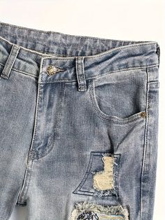 En la jungla de cemento de la moda urbana, destaca con una declaración audaz. Imagínate caminar por las calles de la ciudad, irradiando confianza y estilo en cada paso que das, usando nuestros jeans de mezclilla rasgados con estampado de cocoteros.

 El origen de estos jeans radica en la fusión del streetwear vanguardista con un toque de paraíso tropical. Confeccionados con una mezcla de algodón y poliéster, estos jeans ofrecen una ligera elasticidad para mayor comodidad y libertad de movimiento, lo que los convierte en el ajuste perfecto para el atrevido explorador urbano.
 
Con un diseño de cintura media y un corte regular, estos jeans están confeccionados para el hombre moderno que valora tanto el estilo como la funcionalidad. El patrón de cocotero y los detalles bordados añaden un esti High-rise Jeans With Zipper For Streetwear, High Rise Jeans With Zipper For Streetwear, High-rise Jeans With Zipper Closure For Streetwear, Mid-rise Jeans With Zipper Closure For Streetwear, Trendy Ripped Denim Cargo Jeans, Medium Wash Bottoms With Zipper For Streetwear, Trendy Dark Wash Jeans With Zipper Closure, Spring Ripped Denim Blue Cargo Jeans, Ripped Denim Blue Cargo Jeans For Spring