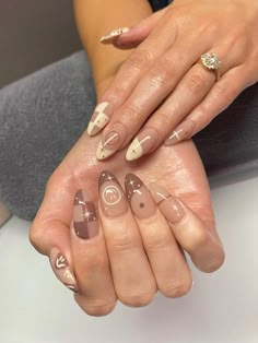 Retro 
Summer nails 
Almond shape 
Brown Brown Groovy Nails, Retro Fall Nail Designs, Brown Nail Art Designs Glitter, Nail Designs Brown Color, Brown Retro Nails, Gel Nails Ideas Brown, Retro Style Nails, Retro Almond Nails, Brown Flame Nails