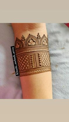 a henna tattoo on someone's arm