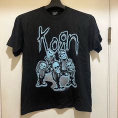 Korn Band Vintage T-Shirt Black Color Shirt - New Missing Hang Tag Material: 100% Cotton Vintage Korn Band T-Shirt Black Color Shirt With Screen Print Graphic Size Available: M & L New Missing Hang Tag Black Alternative Style Top For Fans, Black Band Logo Crew Neck Top, Black Crew Neck Tops With Band Logo, Black Crew Neck Top With Band Logo, Band Logo Crew Neck Tops For Fans, Band Logo Crew Neck Tops, Alternative Black Tops With Logo Print, Alternative Style Black Tops With Logo Print, Black Short Sleeve Tops With Band Logo