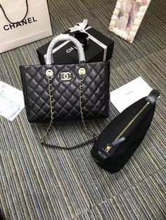 Size: 21cm*30cm*14cm It comes with Dust box, Care manual, Tag, and Paper bag. 90s Chanel, Chanel Aesthetic, Bags Cute, Chanel Resort, Chanel Sneakers, Lv Bags, Luxury Purses, Blue Sneakers, Evening Clutch Bag