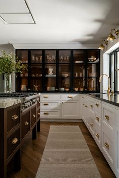 the kitchen is clean and ready to be used as a place for dinner or drinks