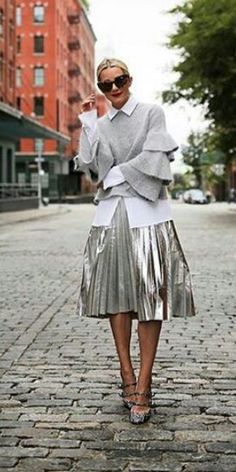 Silver Skirt Outfits, Metallic Skirt Outfit, Rok Outfit, Metallic Pleated Skirt, Outfit Inspiration Women, Silver Skirt, Interesting Outfits, Metallic Skirt, Quirky Fashion