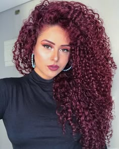 Cabelo cacheado marsala: 25 inspirações + tutoriais dessa cor vibrante Pelo Color Borgoña, Red Violet Hair Color, Best Curly Haircuts, Plum Hair, Frizz Free Curls, Red Hair Inspo