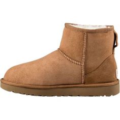 With a major emphasis on comfort and a minor revision to their signature style, UGG crafted the Classic Mini II Boot. Its diminished height doesn't lose much of what makes these boots classics. Plush sheepskin lets our feet comfortably chill whether we're recovering post-play or running errands around town. Ugg Short Boots, Classic Mini Ii Boot, Brown Snow Boots, Ugg Shoes Women, Ugg Short, Ugg Classic Mini Ii, Elegant Boots, Classic Ugg Boots, Ugg Tasman