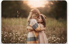 Boho Sibling Photoshoot, Sister Fall Photoshoot Kids, Little Kid Photoshoot Poses, Spring Sibling Photoshoot, 2 Sisters Photography Sibling Poses, Sisters Photoshoot Poses Kids, Young Sisters Photoshoot