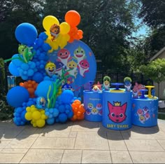 there are many balloons and decorations on the table