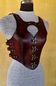 It is handmade leather Renaissance Ladies Ariadne Armor with hand-sewn leather detailing. It's adjustable Leather straps with buckles in both sides and Close and open in front with Lock as well. We used about 2.2 mm thick handmade veg-tan leather. It is hand dyed handmade leather. It is crazy for medieval events and Larp.   It is hand made from sturdy top-grain leather.  Size is available  SM- 30-36" (76- 92cm) ML- 36-42" (92- 107cm) XL: 40-46" (102-117 cm) DETAILS: ► 100% Handmade ► 100% Genuin Fitted Leather Harness With Straps, Fitted Leather Strapped Harness, Leather Cosplay, Sca Costumes, Warrior Armor, Hand Sewn Leather, Larp Costume, Veg Tan Leather, Halloween Kostüm