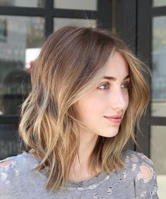 Alluring And Most Inspired Center Parted Wavy Bob Hairstyles for Women to Look Perfect This Year Blonde Ombre Short Hair, Kort Bob, Brown To Blonde Ombre, Medium Blonde Hair, Blond Ombre, Short Ombre Hair, Emily Rudd, Shaggy Bob, Blonde Short