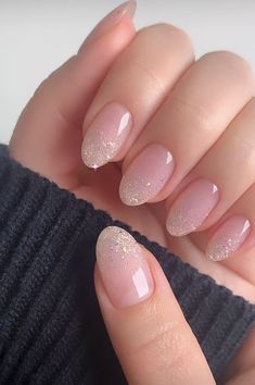 Round Almond Nails Short, Round Short Acrylic Nails, Short Acrylic Nails Round, Deb Nails, Nails Kurz, Nude Sparkly Nails, Sophisticated Nails, Unghie Sfumate, Elegant Nail Designs