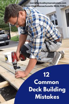 a man working on a deck with the words, 12 common deck building misstakes