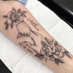 Tatuagem materna e inspirações Mutterschaft Tattoos, Tato Mandala, Tato 3d, Motherhood Tattoos, Name Tattoos For Moms, Baby Tattoo Designs, Baby Name Tattoos, Mom Tattoo Designs