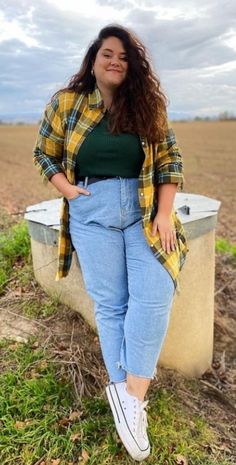 90s Outfit Ideas Plus Size, Plus Size Summer Outfits Jeans, 90s Mom Fashion Plus Size, Plus Size Outfits With Converse, Lesbian Outfits Plus Size, Baggy Clothes Outfit Plus Size, Mom Jeans Outfit Curvy Plus Size, Queer Plus Size Fashion, Plus Size Queer Fashion