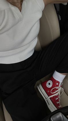 Red Converse Outfit, Emma Chamberlain Outfits, Estilo Madison Beer, Red Converse, Emma Chamberlain, Outfits With Converse, Cool Fits, Mode Inspo, 가을 패션