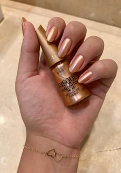 O esmalte ‘Sua majestade a rainha’ é a coisa mais linda. Perolado delicado, fino e elegante, como uma rainha The Glow Up, Diva Nails, Types Of Nails, Cute Nail Designs, Nail Care