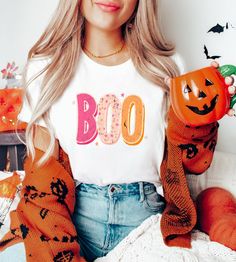 Halloween Boo Shirt, Hey Boo Shirt, Halloween Women Shirt, Halloween Ghost Shirt,Cute Boo Shirt,Kids Halloween Shirt,Toddler Halloween Shirt We have designed fun, enjoyable and stylish t-shirts to make you happy with small details on Halloween. Don't forget to check out our other t-shirts 😊 ❀DETAIL❀ For printing, we use Bella Canvas and Gildan SoftStyle brand shirts, which are the best in the industry. *Bella Canvas -unisex size -4.2 oz. -Solid colors are 100% Combed Cotton and Ring-Spun Cotton Easy Costume, Tema Disney, Cat Costume, Pumpkin Sweatshirts, Cat Halloween, Halloween Designs, Halloween Coffee, Ghost Shirt, Spooky Vibes