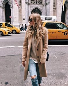 Camel tan wool winter coat, tan beige oatmeal sweater, light distressed jeans. Cute casual fall street style outfit inspiration ideas. Mantel Outfit, Camel Coat Outfit, Fall Fashion Coats, Best Winter Coats, Coat Outfit, Camel Coat, Fall Coat, Coat Outfits