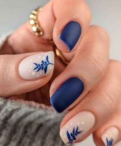 20 Chic Minimalist Christmas Nail Designs - The Mood Guide