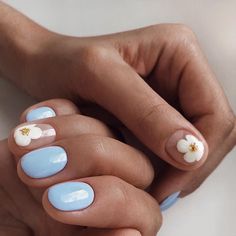 Pretty Short Summer Nails, Simple Summer Nails Gel, Simple Flower Nail Art, Flower Gel Nails, Smiley Nails, Short Fake Nails, Pinterest Nails, Fake Nails With Glue, Nails Wedding