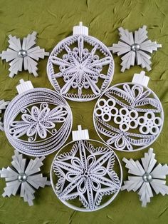 Christmas quilling baubles choinkowe ozdoby, bombki How To Paper Quill For Beginners, Quilling Patterns Templates Printable, Christmas Quilling Patterns, Paper Quilling Christmas, Red And White Christmas Tree, Quilled Christmas