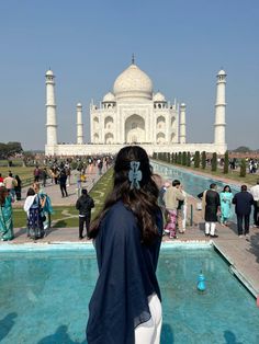 a woman is standing in front of the tajwa