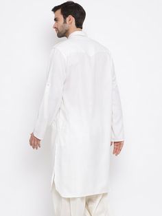 VM By Vastramay Men's Cream Cotton Blend Pathani Style Kurta Elevate your ethnic wear collection with this classic cream kurta. Made from a comfortable cotton blend, it features a timeless Pathani style with a shirt collar, long sleeves, and a curved hem. Pair it with your favorite trousers or jeans for a versatile look. Key Features Cream color, straight knee length Pathani style with shirt collar Long sleeves, button placket Curved hem, two side pockets Specifications Top Length: Knee Length N Style With Shirt, Pakistani Kurta, Long Kurta, Men Cream, Dupion Silk, Self Design, Roll Up Sleeves, Cotton Skirt, Collar Shirt